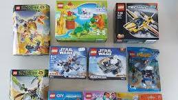 Alcune confezioni di costruzioni Lego