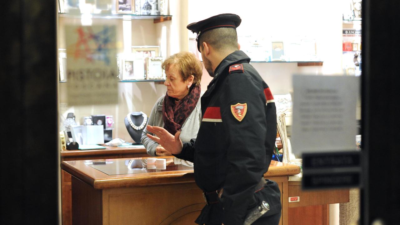Rapinano la gioielleria armati di taser e pistole