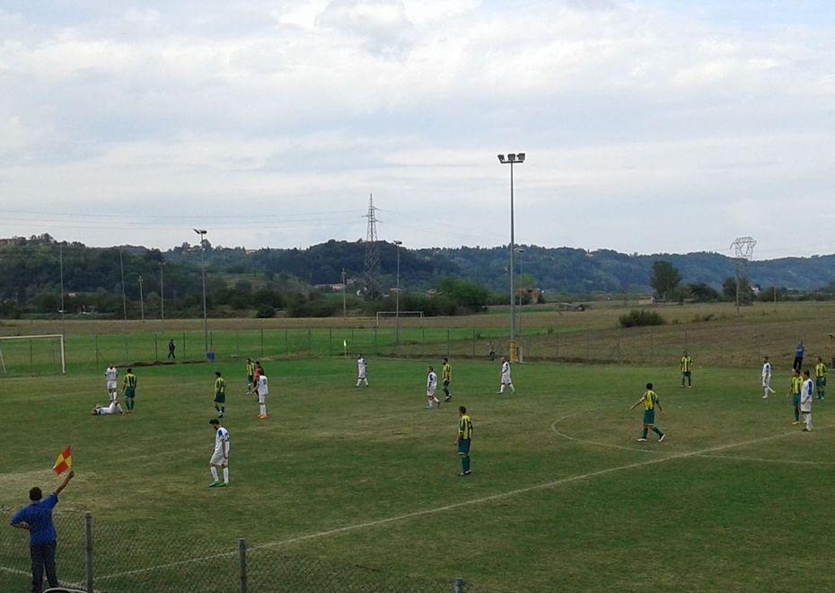 Gli avversari segnano e lui picchia l’arbitro per un fallo non visto 
