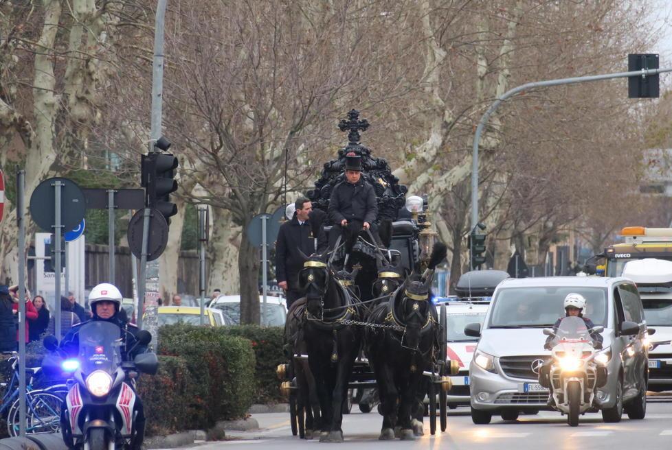 Carrozza e cavalli neri per dire addio alla mamma - Le foto