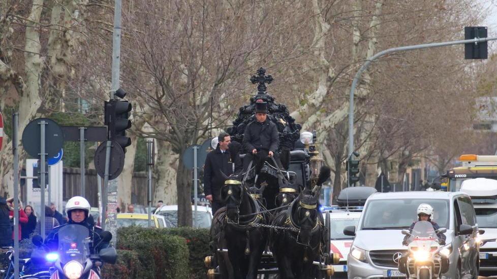 Carrozza e cavalli neri per dire addio alla mamma - Le foto