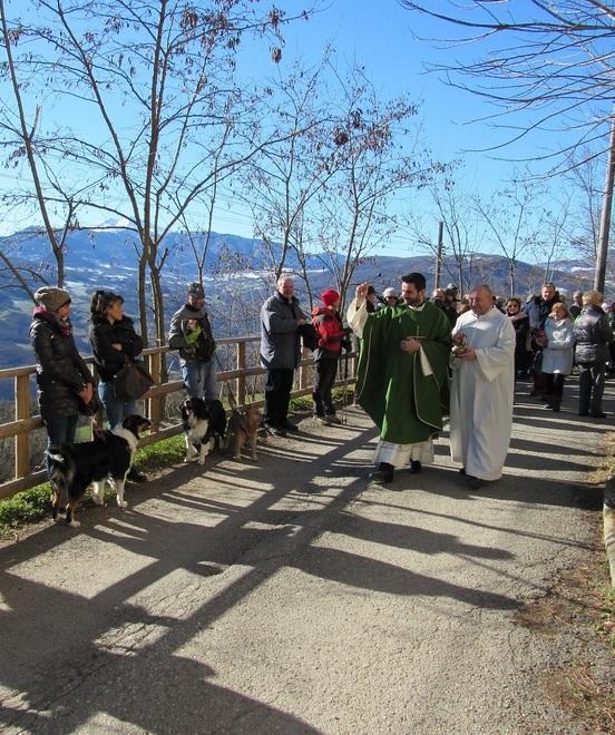 Una domenica di festa dedicata agli animali tra benedizioni e sfilate