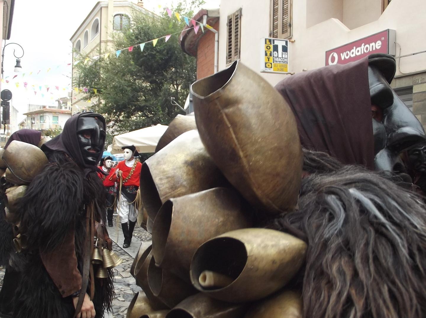 “Invasioni barbariche” nel centro di Oliena 