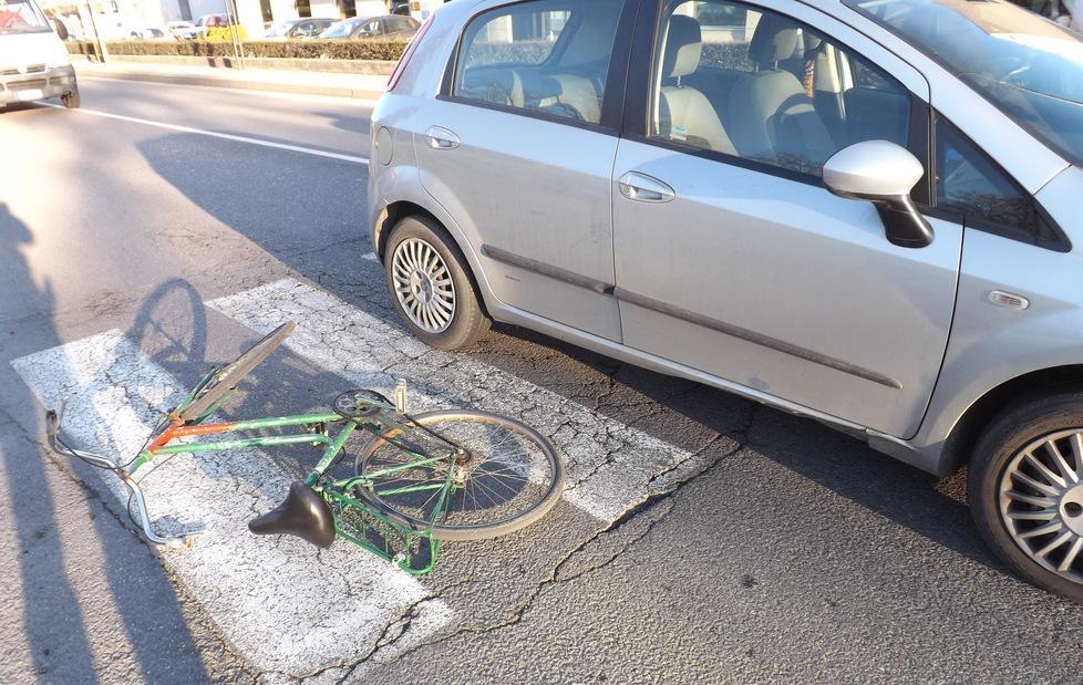 Centrata in bicicletta sulle strisce 