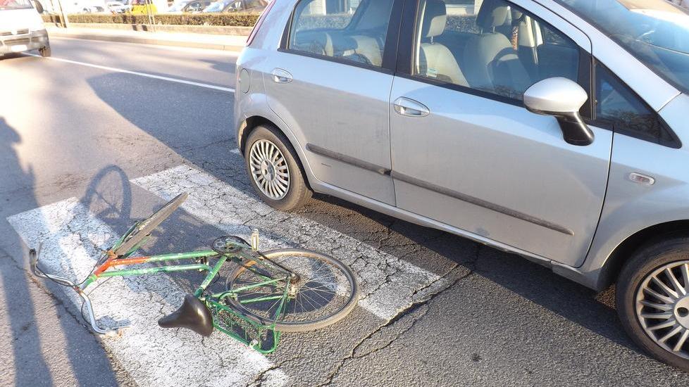Centrata in bicicletta sulle strisce