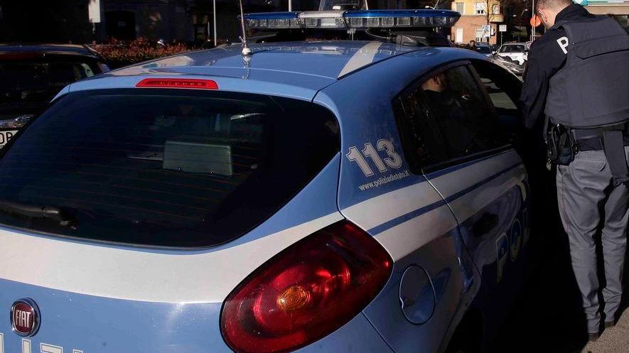 Gli nega le sigarette, il minore lo aggredisce