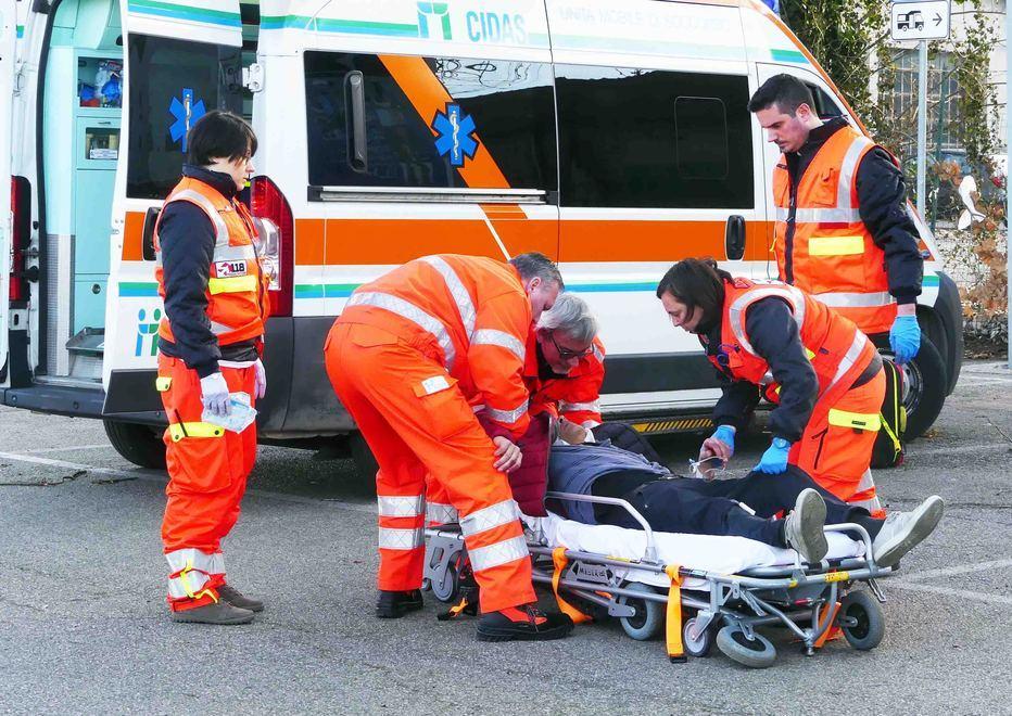 Lo bloccano mentre si sta dando delle coltellate 