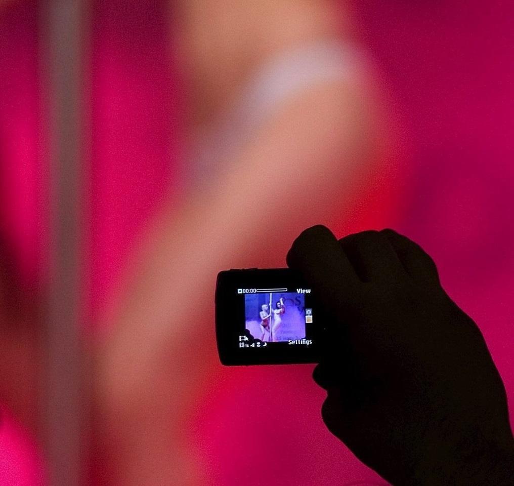 L'amico aveva filmato la donna con il telefonino (foto d'archivio)