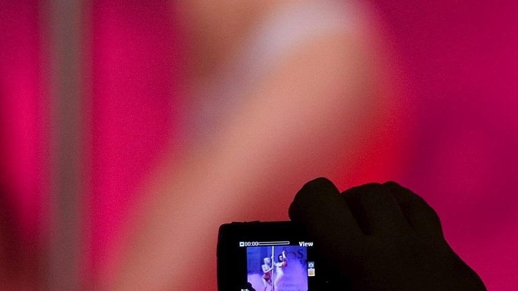 L'amico aveva filmato la donna con il telefonino (foto d'archivio)