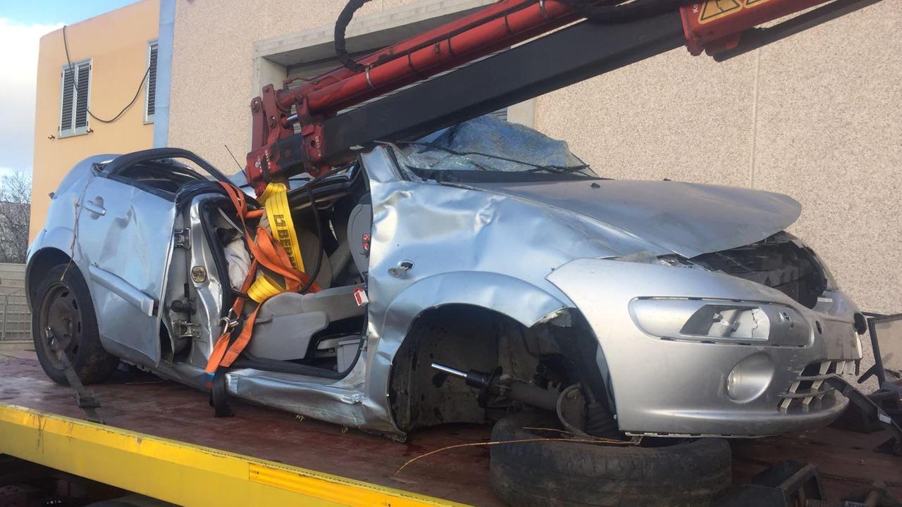 Con l'auto fuori strada, muore un ventenne di Arzachena