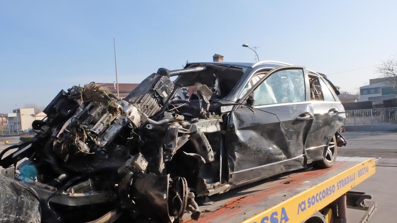 La Mercedes di Renato Secchieroli distrutta nell'incidente mortale