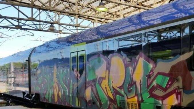 Pulisce i treni di giorno e di notte li imbratta