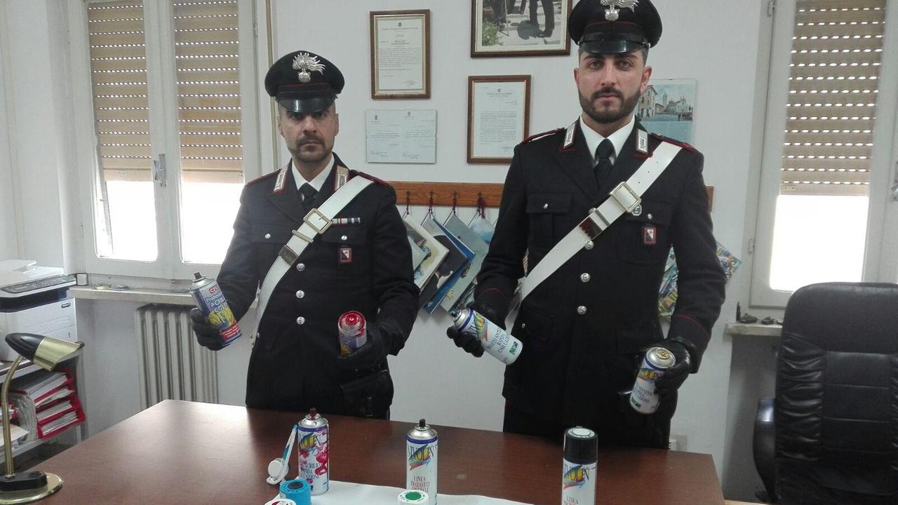 I carabinieri di Massa Marittima con la vernice sequestrata