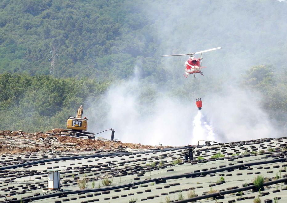 L’incendio della discarica del 4 luglio 2016 (foto Gori)