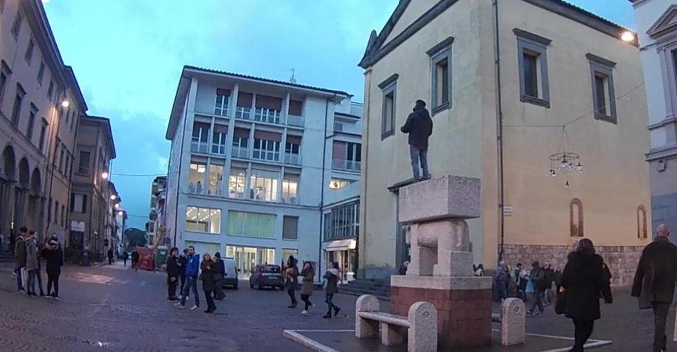 Si arrampica sul monumento alto tre metri e chiede lavoro - Video
