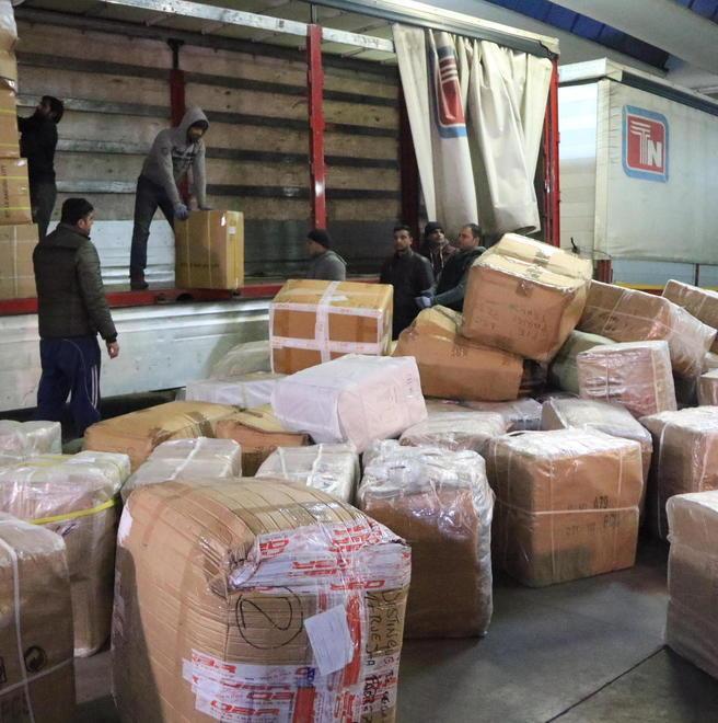 Merce scaricata da un camion dell'organizzazione 