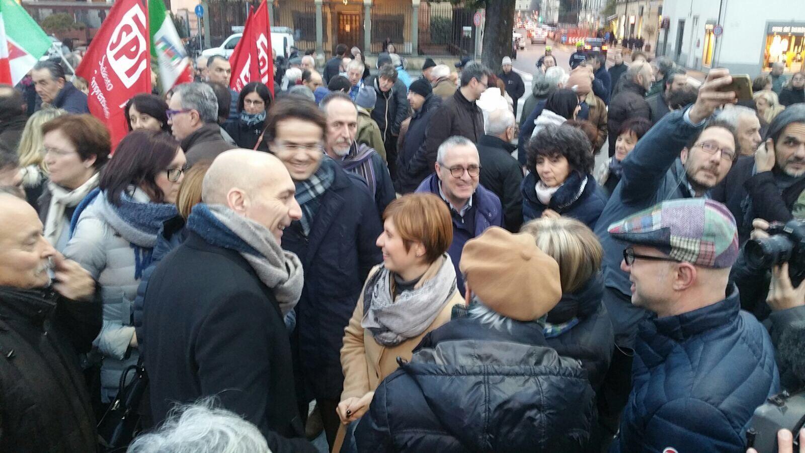 Un momento del presidio di solidarietà alla sindaca di Empoli minacciata