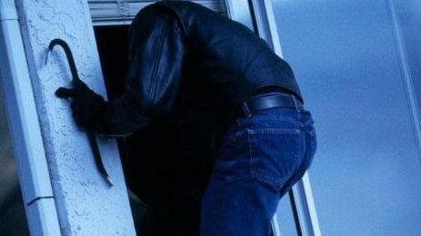 Vanno a cena in Versilia e trovano la casa svaligiata