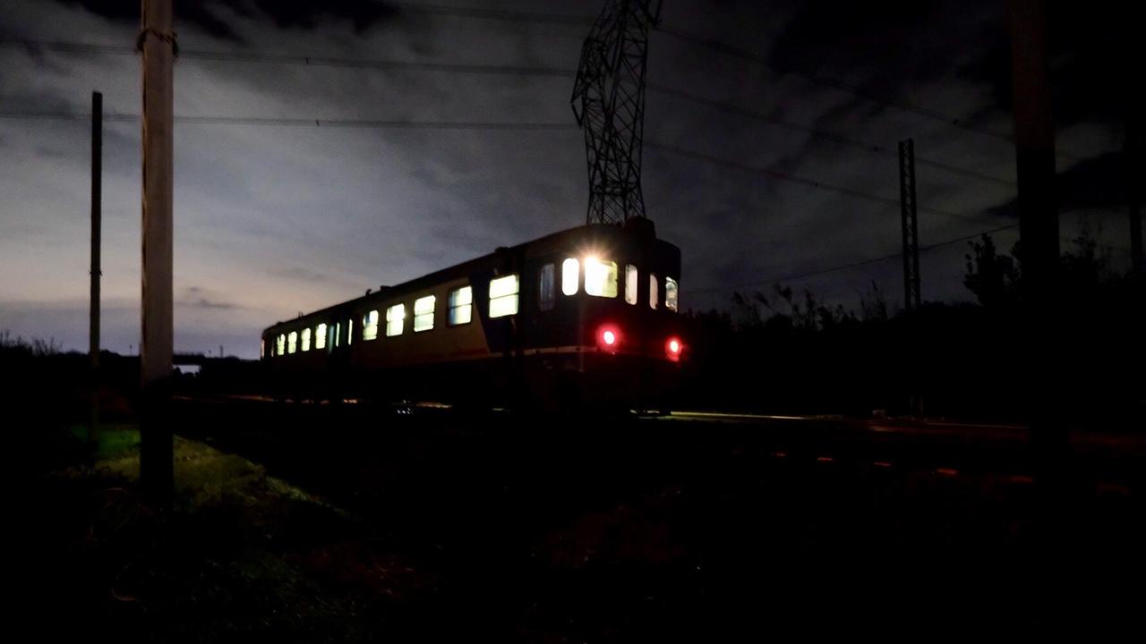 Il treno che ha investito il giovane bloccato sulla ferrovia (foto Mario Rosas)