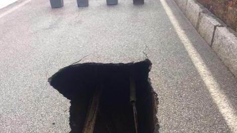 Frana la strada paura in lungarno