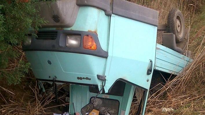 Incastrato nell’abitacolo dell’Ape finito fuori strada