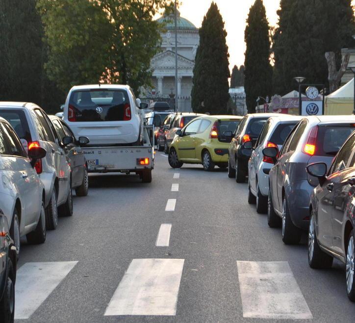 Una madre e le sue tre bambine molestate mentre attendono l’arrivo dell’autobus