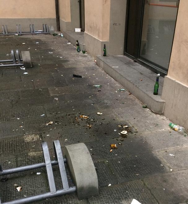 Teppisti scatenati in centro a Lucca 