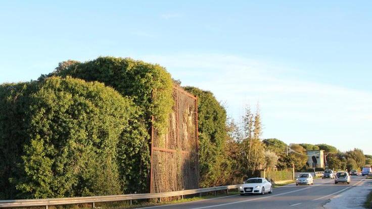 Mille firme per la rotonda alle curve di Motrone