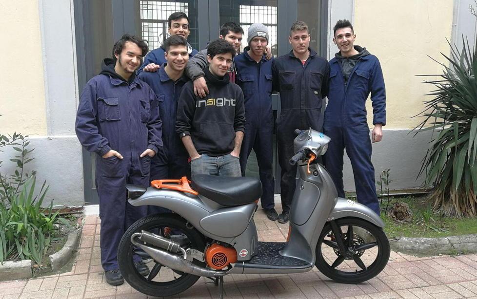 Dalla disfattura alla strada, gli studenti dell'Orlando riciclano gli scooter 