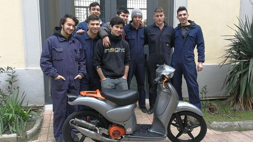 Dalla disfattura alla strada, gli studenti dell'Orlando riciclano gli scooter