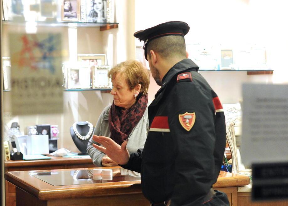 Minacciano i titolari e portano via 30mila euro