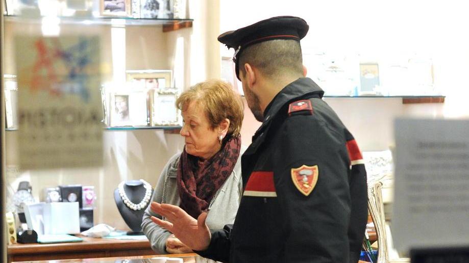 Minacciano i titolari e portano via 30mila euro