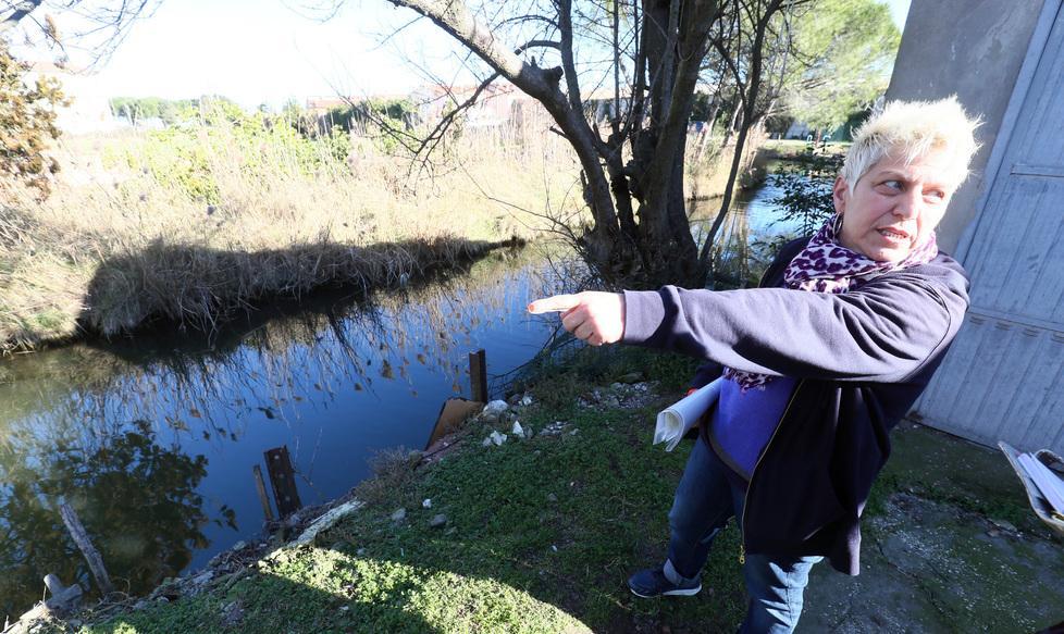 Nel canale le macerie del muro di cinta