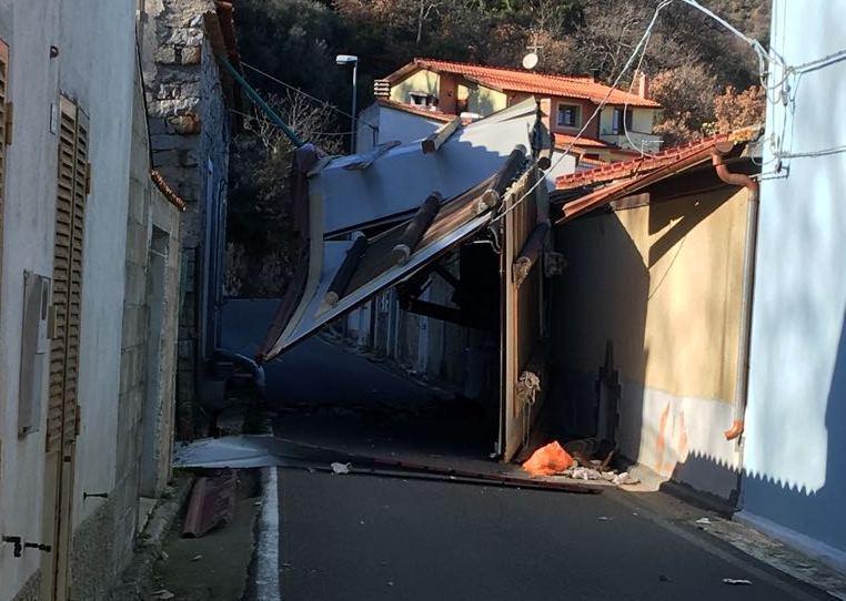 Ad Anela il maestrale ha fatto volare via il tetto di una casa 