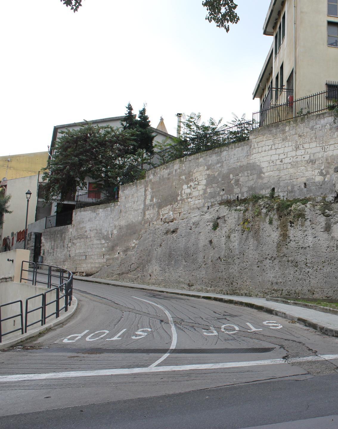 Ossi, un muro spoglio campo di gara per artisti 