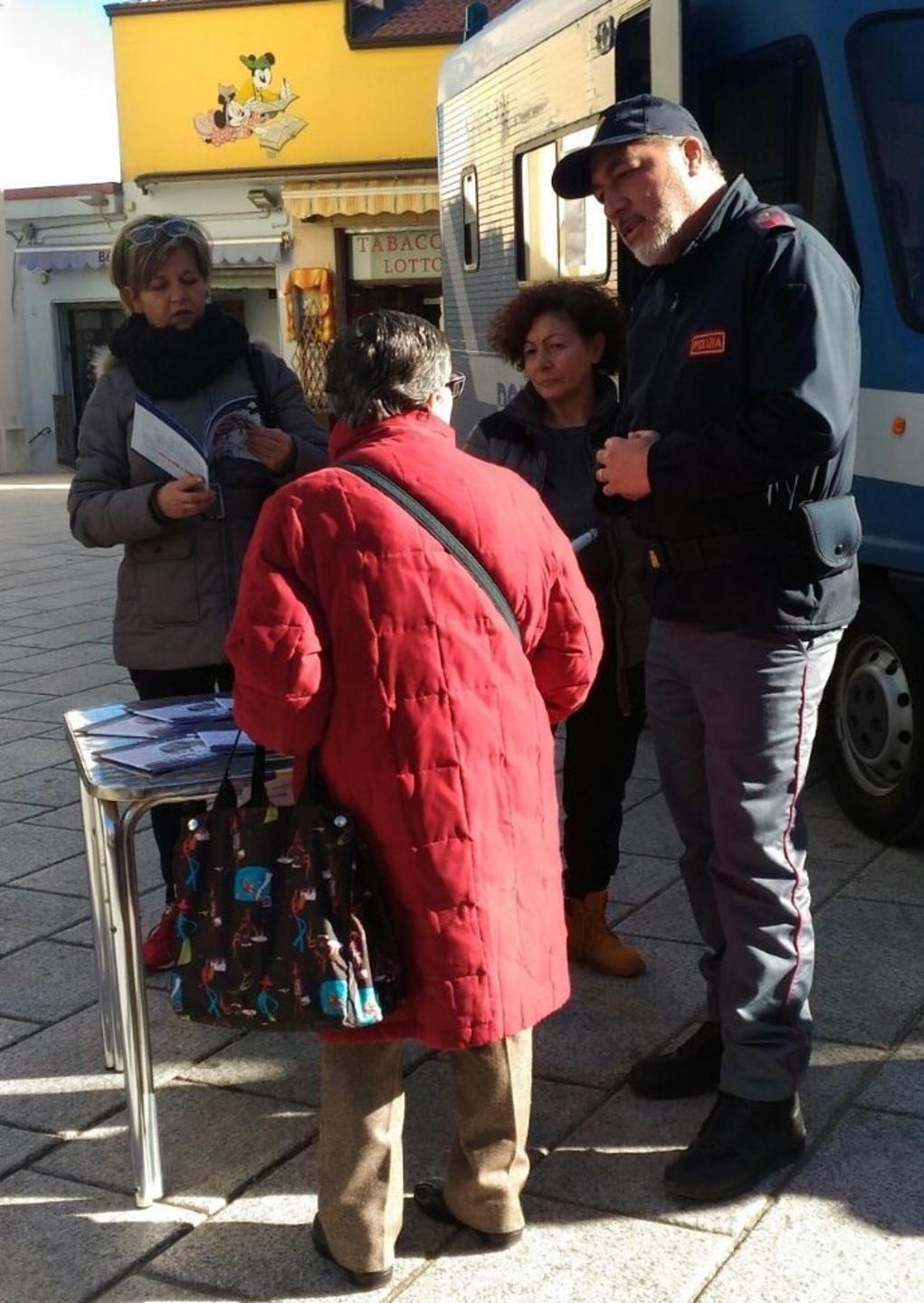 Violenza di genere, la polizia in piazza 