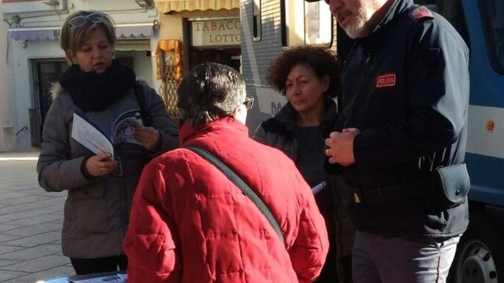Violenza di genere, la polizia in piazza