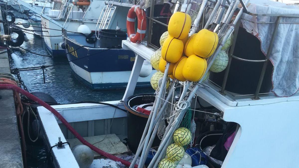 Il pescehereccio in difficoltà (foto Vigili del fuoco)