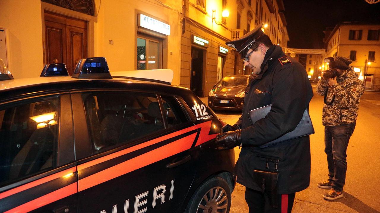 Si ribellano al babbo violento che picchia la mamma e lo fanno arrestare