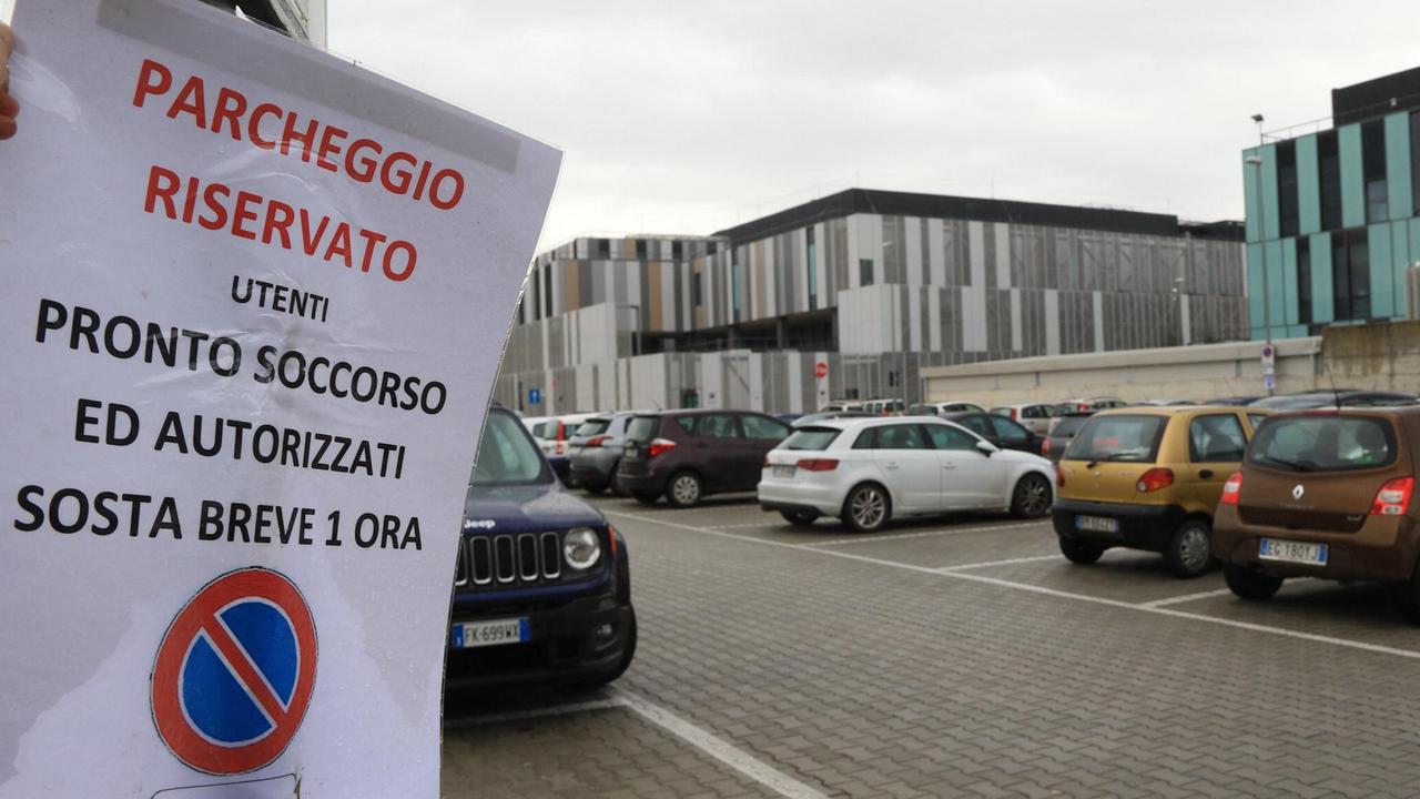 l cartello che consente la sosta per un’ora (foto Sproviero-Batavia)