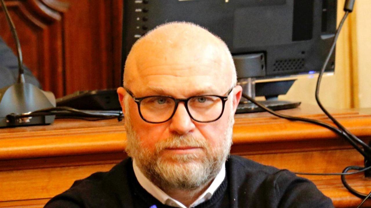 Nogarin a parti invertite - L'editoriale