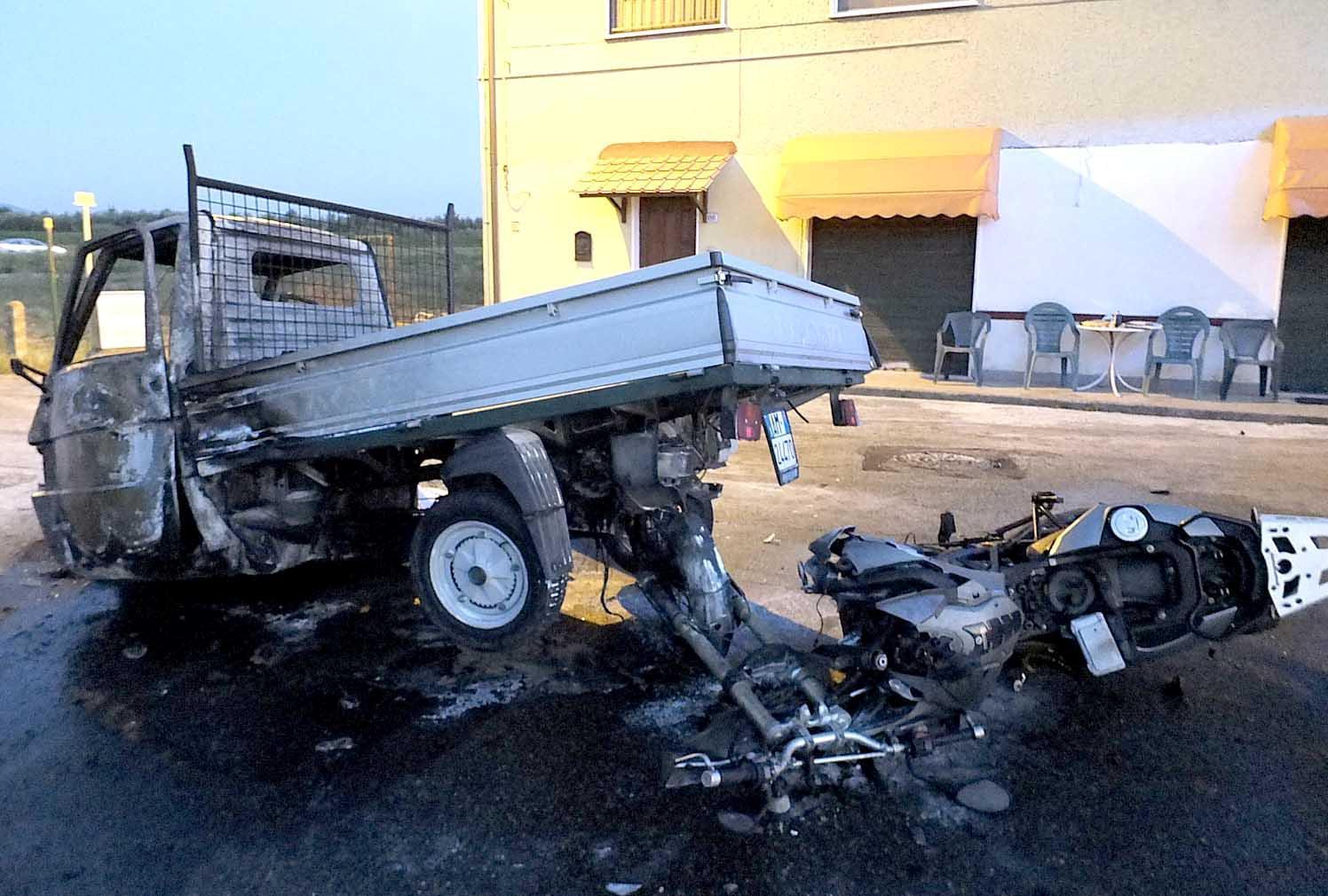 L'Ape e la moto coinvolte nell'incidente mortale (Foto Muzzi)