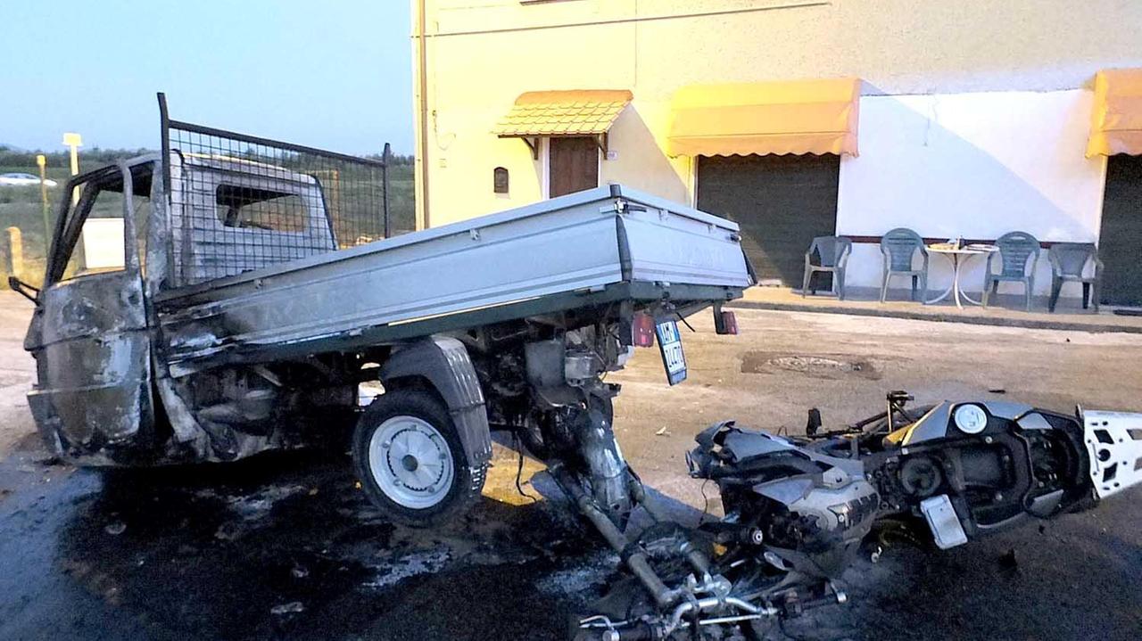 L'Ape e la moto coinvolte nell'incidente mortale (Foto Muzzi)
