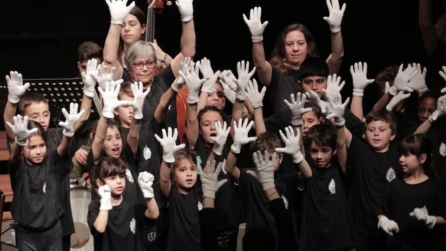 Carpi. Silenzio, sentite che coro La magia di Mani bianche