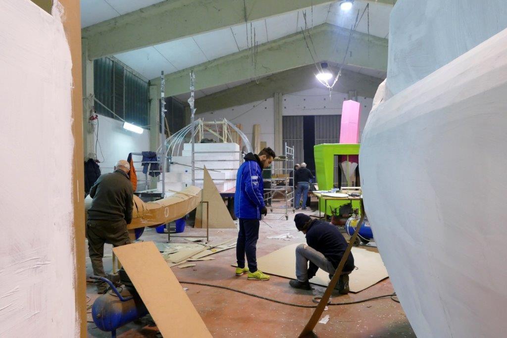 La preparazione dei carri del Carnevale di Paperino