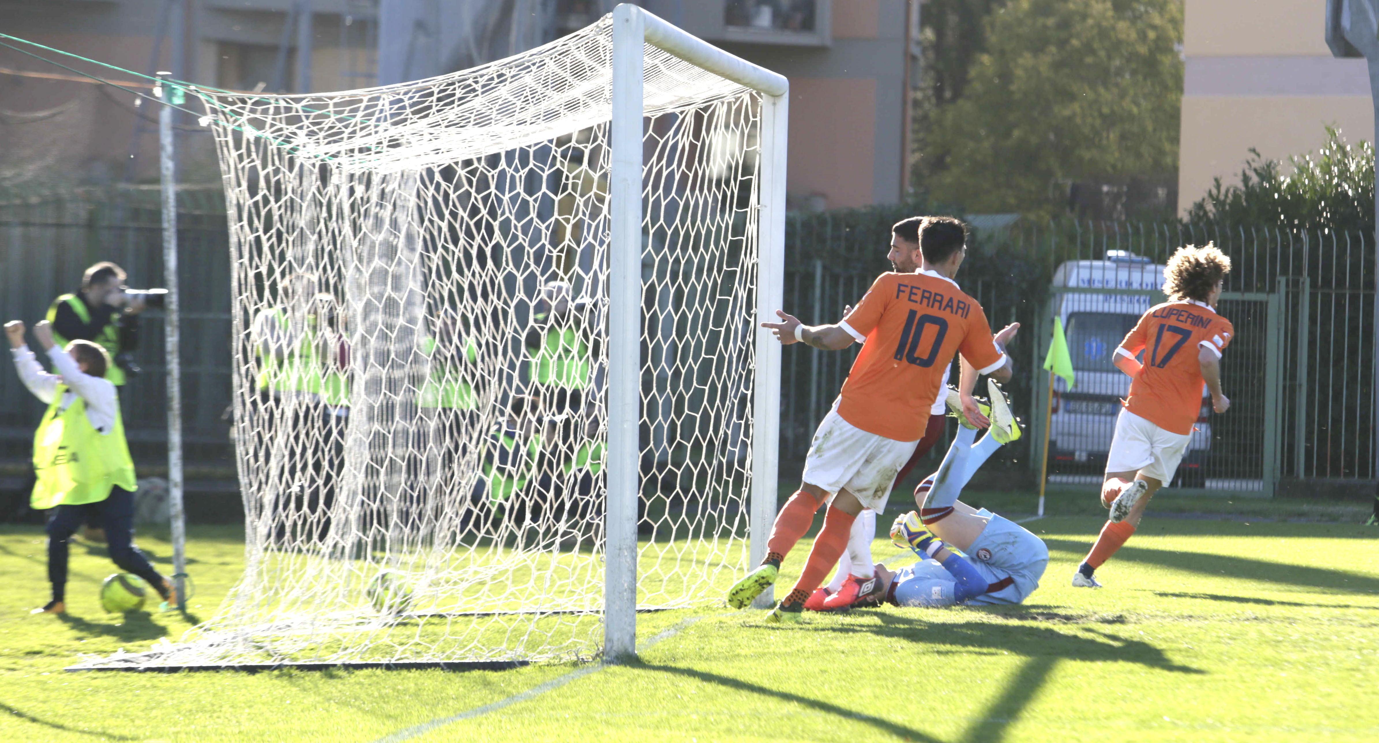 Il gol vincente di Regoli sull'Arezzo al 27' (Foto Gori)