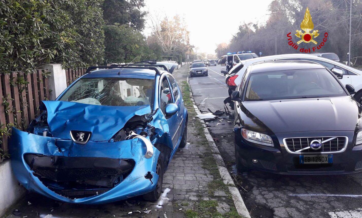 Le vetture coinvolte nello scontro (foto vigili del fuoco)