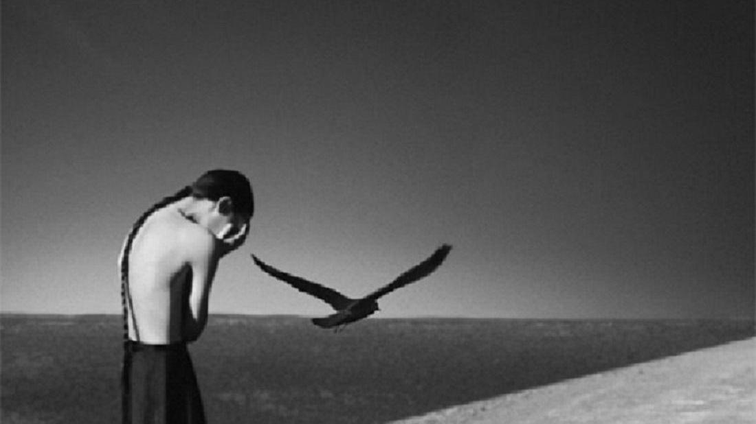 PERCHÉ QUESTA FOTO La foto simbolo di questa storia è di Noell S. Oszvald, giovane fotografa ungherese Gli scatti di Noell sono autoritratti surreali e concettuali. Un bianco e nero scarno e doloroso, ma che in questa immagine fonde il dolore e la speranza