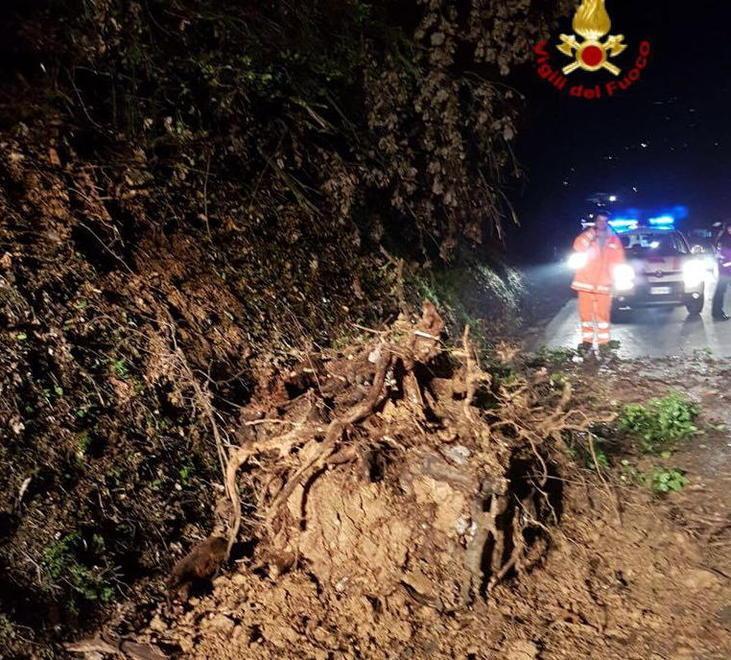 Lo smottameto sulla provindciale Lucchese a Ponte si Serravalle (Foto Vigili del fuoco)