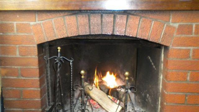 Si addormenta davanti al caminetto: ustionata 85enne